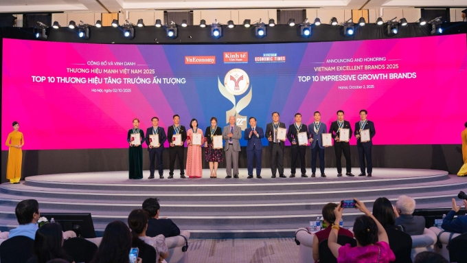 Đại diện Long Châu và 9 thương hiệu trong top 10. Ảnh: LC
