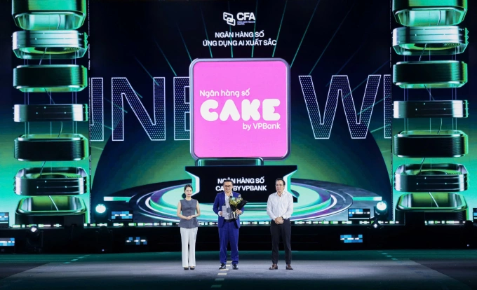 Đại diện nhà băng nhận giải thưởng. Ảnh: Cake