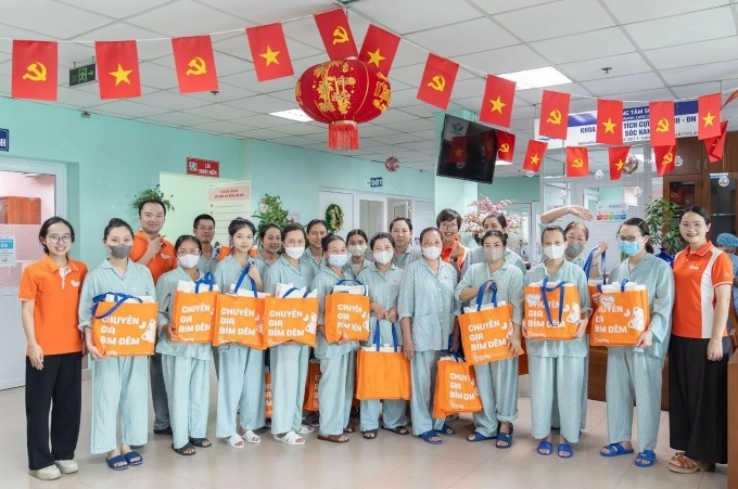 Đại diện Gooby cùng các phụ sản tại Trung tâm Sơ sinh, Bệnh viện Nhi Trung ương. Ảnh: Gooby