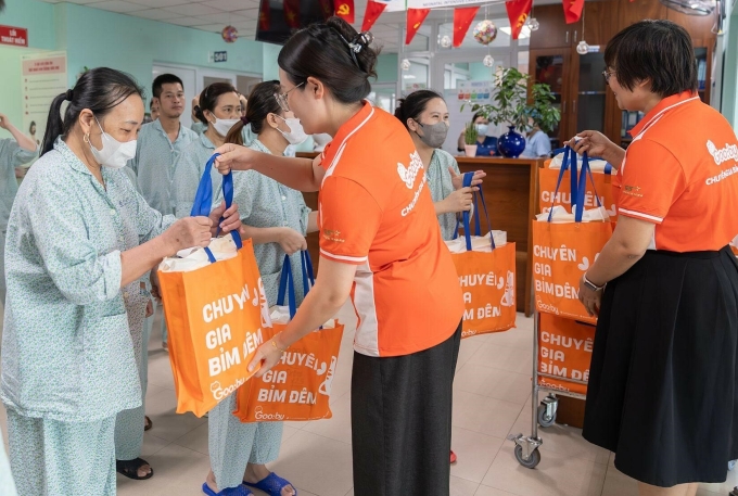 Đại diện nhãn hàng trao quà Trung thu cho gia đình các bệnh nhi. Ảnh: XIN NGUỒN