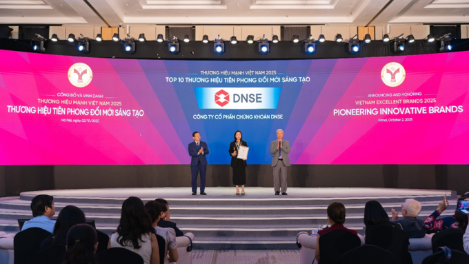 Đại diện DNSE nhận giải thưởng Top 10 Thương hiệu mạnh - Tiên phong đổi mới sáng tạo. Ảnh: DNSE