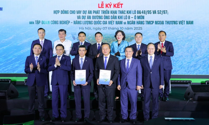 Lãnh đạo Petrovietnam và Vieticombank ký hợp đồng tín dụng trị giá hơn 1 tỷ USD cho dự án phát triển khai thác khí Lô B, ngày 7/10. Ảnh: Minh Đức