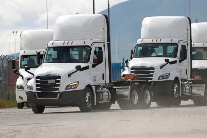 Các xe tải chở hàng tại nhà máy Daimler Freightliner ở Derramadero, Mexico. Ảnh: Reuters