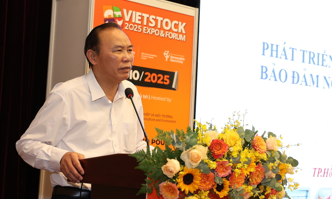 Thứ trưởng Bộ Nông nghiệp và Môi trường Phùng Đức Tiến phát biểu tại hội nghị ở TP HCM ngày 8/10. Ảnh: Cường Nguyễn
