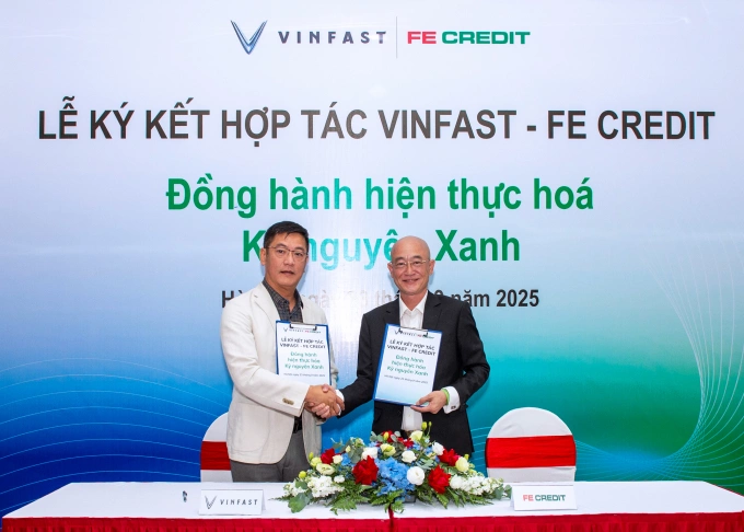 Đại diện FE Credit và VinFast ký hợp tác. Ảnh: FE Credit