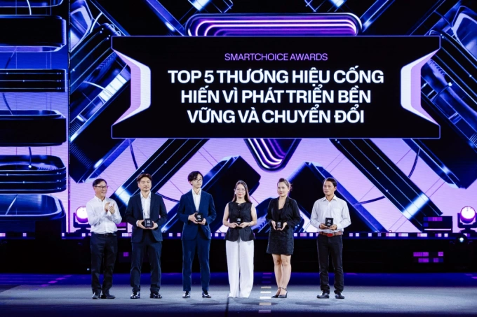 J&T Express (thứ ba bên phải) được vinh danh là Top 5 thương hiệu cống hiến vì phát triển bền vững và chuyển đổi xanh tại Better Choice Awards 2025 diễn ra ngày 3/10 tại Hà Nội. Ảnh: J&T Express