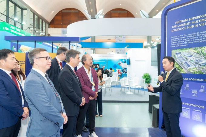 Tiến sĩ Yap Kwong Weng, CEO Việt Nam SuperPort (cầm mic) giới thiệu về kho hàng không kéo dài tại sự kiện. Ảnh: T&T Group