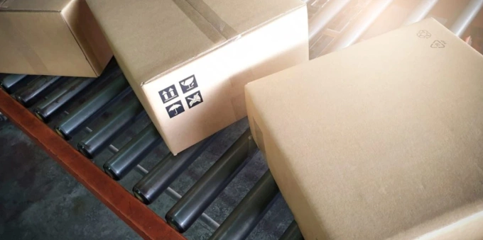 Băng chuyền con lăn giúp thùng hàng di chuyển liên tục và ổn định. Ảnh: Logistics Business