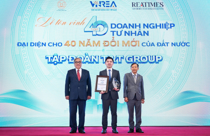 Phó Chủ tịch T&T Group Đỗ Vinh Quang nhận cúp và giấy chứng nhận lễ vinh danh. Ảnh: T&T Group