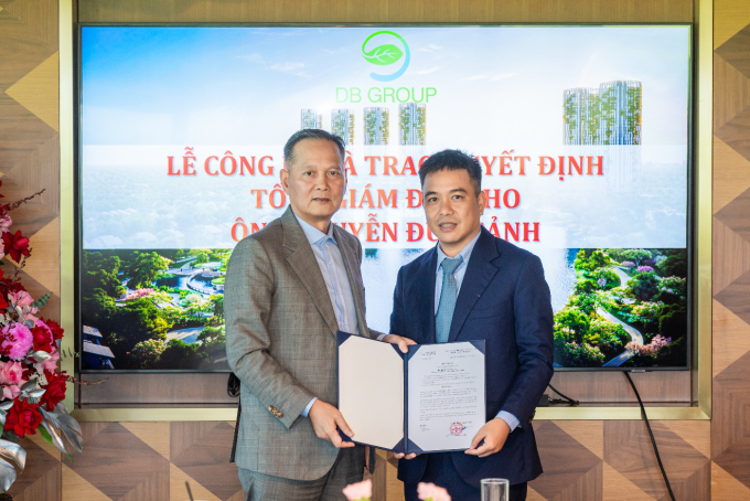 Chủ tịch Tập đoàn Ecopark, Chủ tịch DB trao quyết định bổ nhiệm Tổng giám đốc cho ông Nguyễn Đức Cảnh. Ảnh: Ecopark
