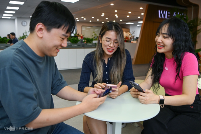 Nhóm nhân viên văn phòng đang ngồi nghỉ vào giờ trưa tại một doanh nghiệp tại Hà Nội. Ảnh: Giang Huy