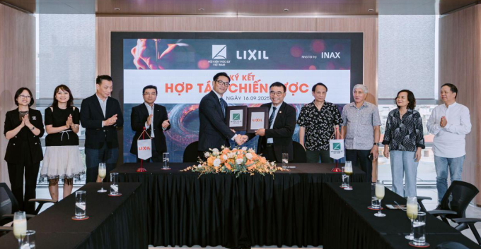 Đại diện hai bên ký kết hợp tác. Ảnh: Lixil