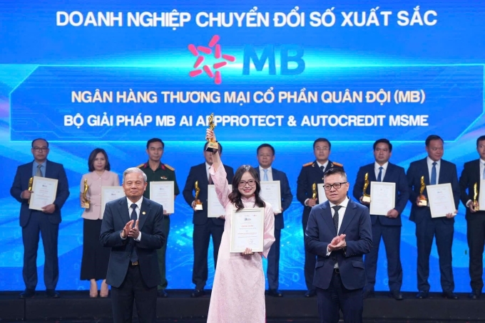 Đại diện MB nhận giải Doanh nghiệp chuyển đổi số xuất sắc. Ảnh: MB