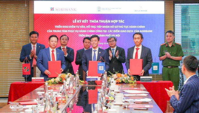 Đại diện 3 bên (Agribank - TTPVHCC - Công ty Luật TNHH Trần Anh) ký kết Thỏa thuận hợp tác. Ảnh: Agribank