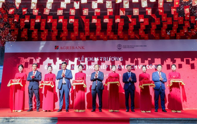 Các đại biểu cắt băng khai trương Điểm tư vấn, hỗ trợ, tiếp nhận dịch vụ công tại Hội sở Chi nhánh Hà Nội I. Ảnh: Agribank