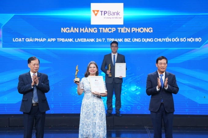 Đại diện TPBank nhận giải Ngân hàng chuyển đổi số xuất sắc. Ảnh: TPBank