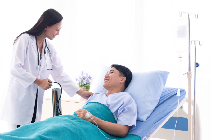 Khách hàng an tâm vì tìm được một giải pháp tài chính giúp san sẻ gánh nặng phẫu thuật và điều trị. Ảnh: Phú Hưng Life