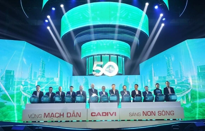 Lãnh đạo doanh nghiệp thực hiện nghi thức kích hoạt 50 năm tại sự kiện. Ảnh: Cadivi