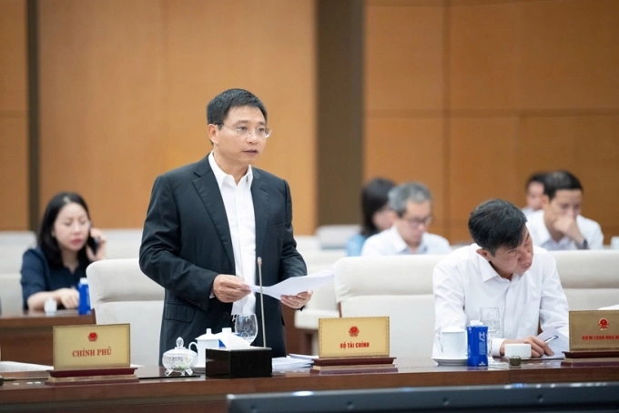 Bộ trưởng Tài chính Nguyễn Văn Thắng trình bày tờ trình tại phiên họp, ngày 9/10. Ảnh: Media Quốc hội