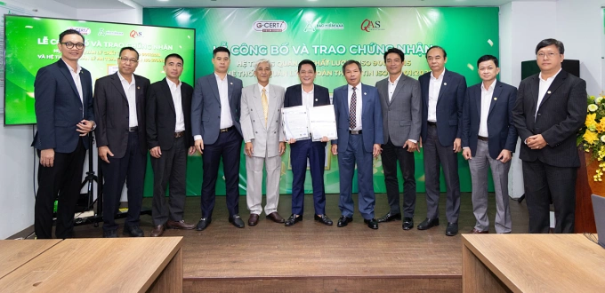 Lễ trao chứng nhận ISO 9001:2015 và ISO/IEC 27001:2022. Ảnh: Bảo hiểm AAA