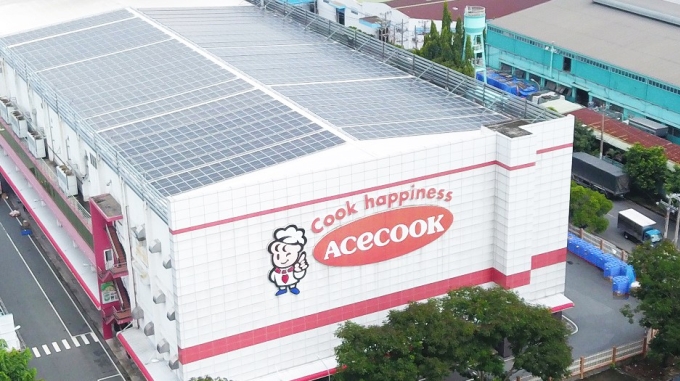 Hệ thống điện mặt trời áp mái được sử dụng cho các hoạt động sản xuất và tòa nhà văn phòng chính 5 tầng tại khu công nghiệp Tân Bình (TP HCM) với hơn 400 cán bộ công nhân viên đang làm việc. Ảnh: Acecook Việt Nam