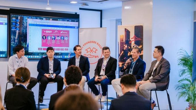 Đại diện các tập đoàn, quỹ đầu tư lớn chia sẻ tại sự kiện Investor Track Singapore. Ảnh: Meey Group