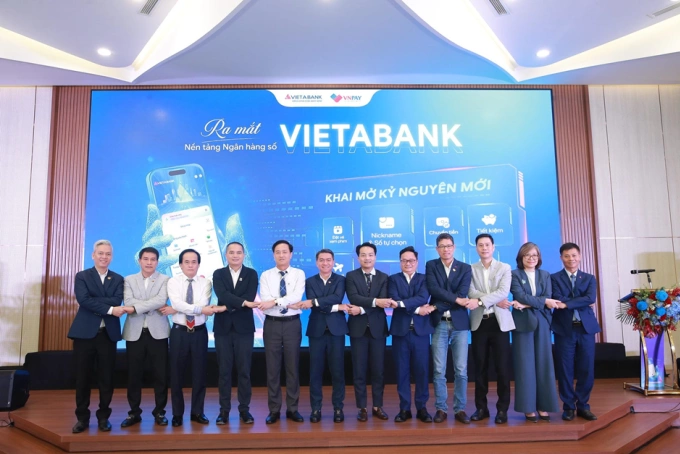 Đại diện các đơn vị chụp ảnh trong sự kiện ra mắt nền tảng ngân hàng số VIETABANK tại Hà Nội. Ảnh: VNPAY