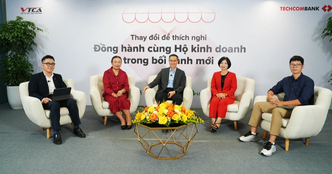 Ông Ngô Anh Tuấn (Techcombank) cùng bà Nguyễn Thị Cúc, Chủ tịch Hội tư vấn thuế Việt Nam trong tọa đàm giải đáp thuế cho hộ kinh doanh. Ảnh: Techcombank