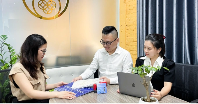 Cenvi tư vấn và trao hồ sơ đăng ký kinh doanh cho khách hàng. Ảnh: Cenvi