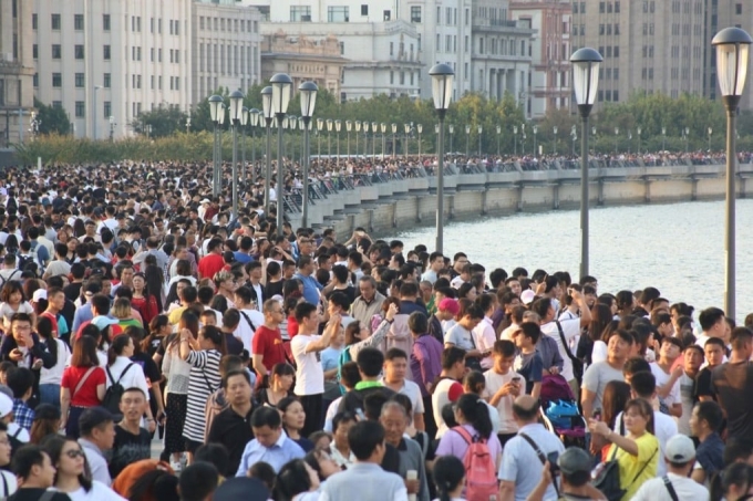 Du khách đổ về Bến Thượng Hải trong một kỳ nghỉ Tuần lễ Vàng. Ảnh: Reuters