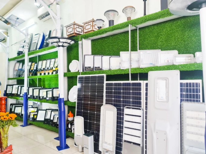 Danh mục sản phẩm của đơn vị gồm đèn pha, đèn đường, đèn UFO, đèn trụ cổng... Ảnh: Hoàng Quốc Bảo