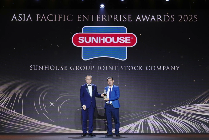 Ảnh: Ông Lê Tùng, Giám đốc Chiến lược Tập đoàn Sunhouse nhận giải tại APEA 2025. Ảnh: Sunhouse Group
