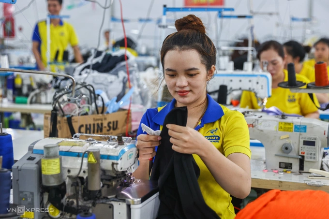 Ảnh trong bài viết: Hàng Việt vẫn bứt tốc sang Mỹ Công nhân làm việc tại công ty may mặc Dony (xã Vĩnh Lộc A, TP HCM), tháng 8/2025. Ảnh: Quỳnh Trần
