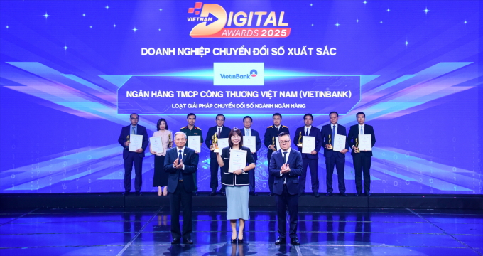 Bà Phùng Thu Hà - Trưởng ban Chuyển đổi số VietinBank đại diện nhận giải thưởng Doanh nghiệp Chuyển đổi số xuất sắc 2025. Ảnh: VietinBank