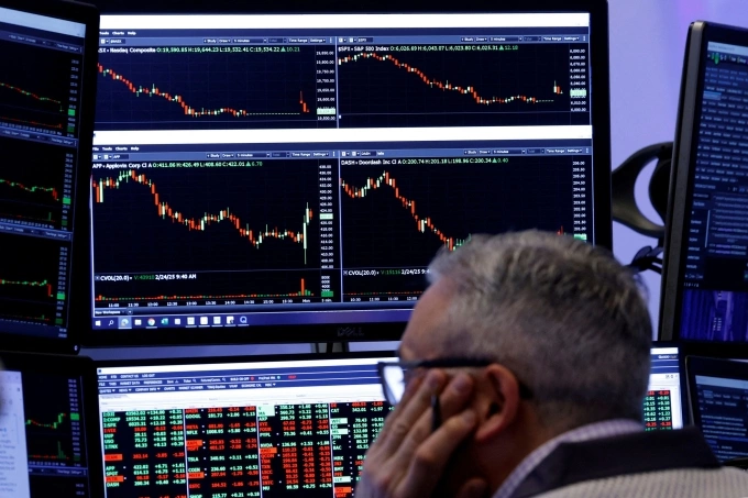 Nhân viên giao dịch trên sàn chứng khoán New York. Ảnh: Reuters