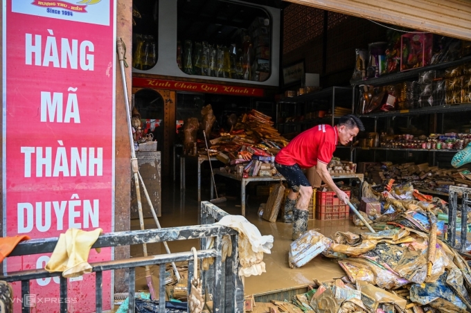 Một hộ kinh doanh ở Thái Nguyên dọn dẹp cửa hàng sau khi lũ rút, ngày 9/10. Ảnh: Giang Huy