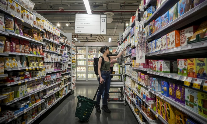 Khách hàng mua sắm tại một siêu thị Whole Foods Market ở New York ngày 23/7. Ảnh: Reuters