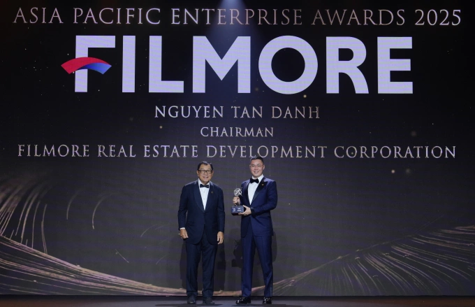 Ông Nguyễn Tấn Danh (phải), Chủ tịch hội đồng quản trị Filmore Development nhận giải Doanh nhân xuất sắc châu Á. Ảnh: Filmore Development
