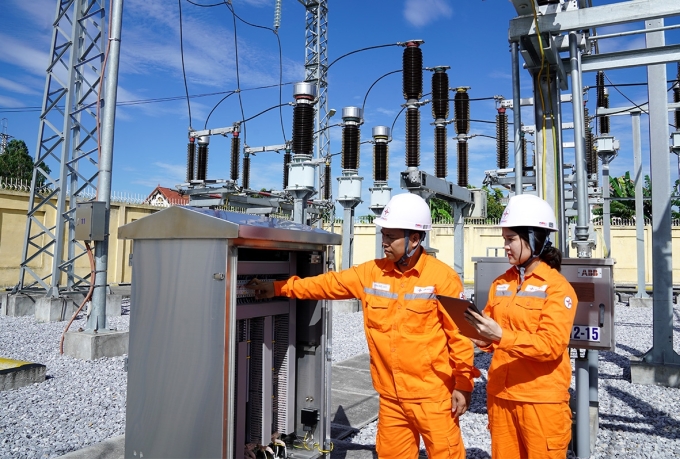 Nhân viên EVNNPC kiểm tra hệ thống điện trong thời tiết nắng nóng. Ảnh: EVNNPC