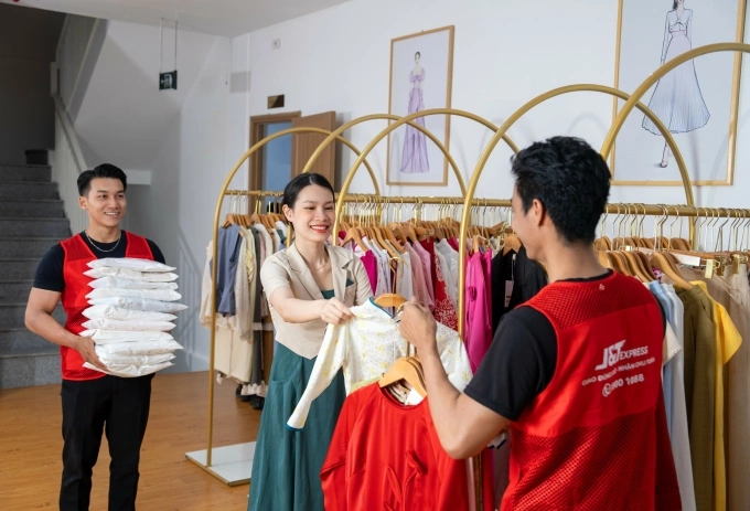 Ảnh: J&T Express là trợ thủ cho khách hàng vãng lai, cá nhân và hộ kinh doanh nhỏ lẻ. Ảnh: J&T Express