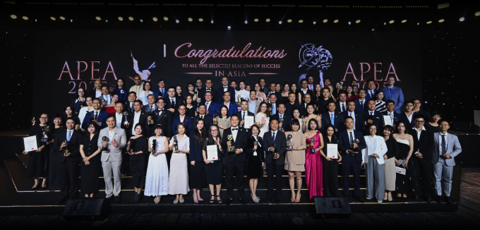 Các doanh nghiệp, doanh nhân nhận giải ở gala hôm 9/10. Ảnh: APEA 2025