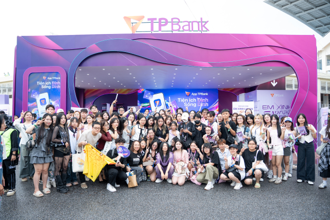 Em Xinh LyHan giao lưu cùng khán giả tại booth TPBank. Ảnh: TPBank