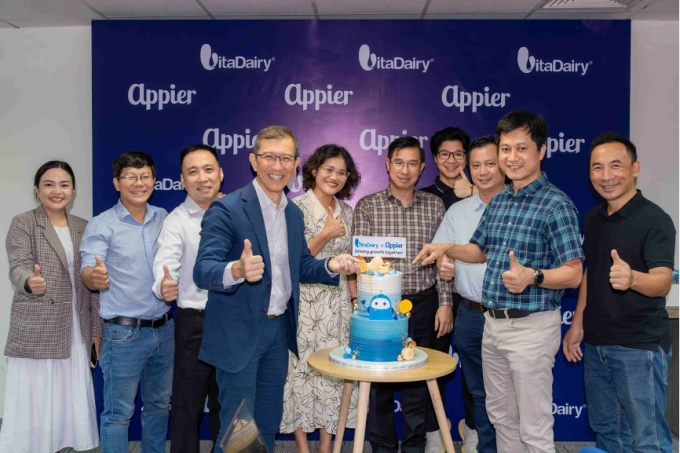 Đại diện Appier và VitaDairy trong lễ ký hợp tác. Ảnh: Appier