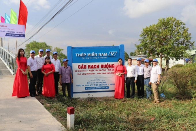Năm 2021, gần 600 cán bộ, công nhân viên cùng góp tiền xây cầu Rạch Ruộng tại Cà Mau. Ảnh: Thép Miền Nam