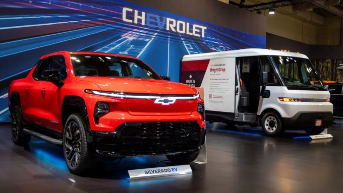 Xe điện Chevrolet Silverado và Chevrolet Brightdrop được trưng bày tại Triển lãm ôtô quốc tế ở Toronto, Ontario, Canada, ngày 13/2. Ảnh: Reuters