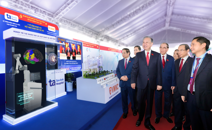 Tổng Bí thư Tô Lâm và các lãnh đạo tham quan không gian triển lãm hệ sinh thái Tâm Anh - VNVC. Ảnh: BVĐK Tâm Anh