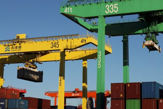 Một cần cẩu nâng container tại cảng Thiên Tân, Trung Quốc tháng 2/2025. Ảnh: Reuters