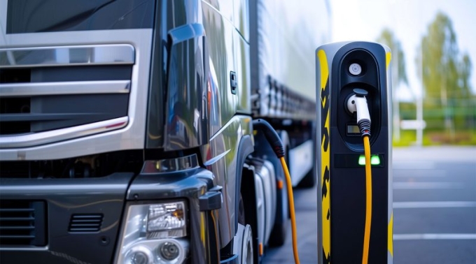 Xe tải điện đang sạc tại trạm — hình ảnh biểu trưng cho xu hướng chuyển đổi sang vận tải không phát thải trong ngành logistics Anh. Ảnh: