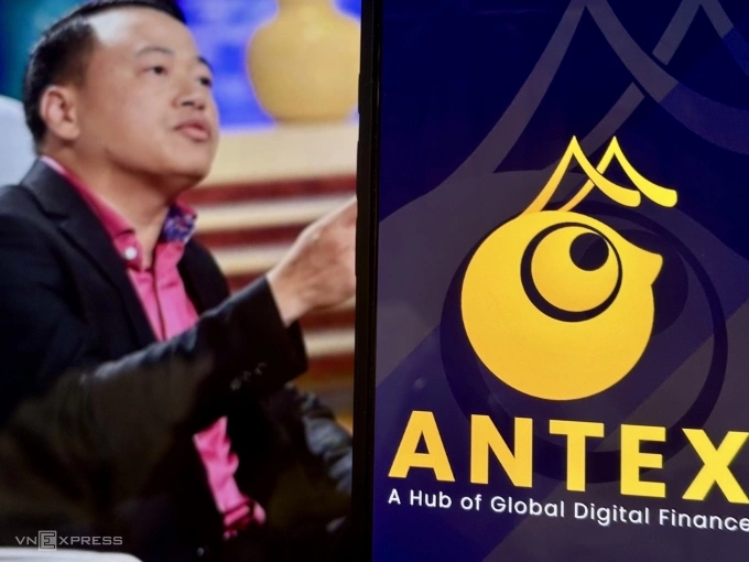 Logo của dự án AntEx được đặt trước hình ảnh của Shark Bình. Ảnh: Tất Đạt