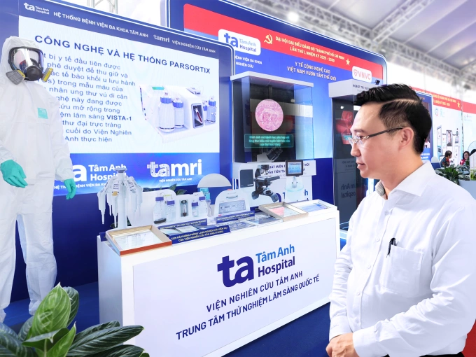 Ông Đặng Minh Thông - Phó bí thư Thành ủy TP HCM - tham quan cụm mô phỏng phòng labo tại Viện nghiên cứu Tâm Anh (TAMRI). Ảnh: BVĐK Tâm Anh